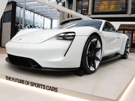 autoweek.cz - Porsche Taycan s flexibilní montáží