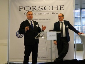 Jednatelé společnosti Porsche Česká republika Vratislav Strašil a Franz Pommer