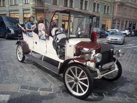 Kontrola pseudohistorických vozidel v Praze (děti se vozí bez dětských sedaček)