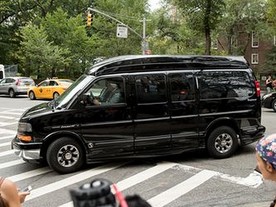 GMC Savana Explorer Limited přepravující Hillary Clintonovou přezdívaný Scooby