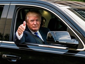 Donald Trump na předním sedadle Chevroletu Suburban