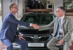 Generální ředitel Opelu Michael-Lohscheller a předseda představenstva skupiny PSA Carlos Tavares