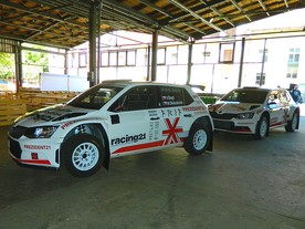 Vozy Škoda Fabia R5 týmu Racing 21 před odjezdem