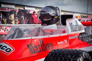 Chris Hemsworth jako James Hunt ve voze Mclaren M23