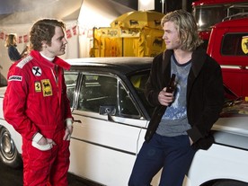 Danil Brühl jako Niki Lauda a Chris Hemsworth jako James Hunt