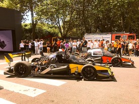Oba vozy DevBot připravené k závodu v Buenos Aires