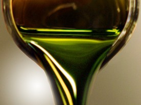 Surová bionafta, která vzešla z procesu proměňujícího sluneční záření, CO2 a řasy v pohonnou hmotu