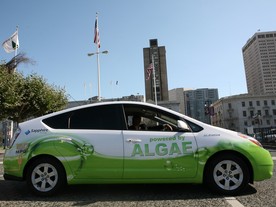 První automobil poháněný benzinem vyrobeným z řas při předvádění v San Diegu