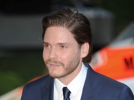 Daniel Brühl při premiéře