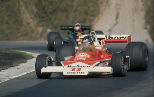 James Hunt sledován Mariem Andrettim