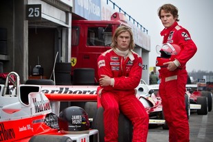 Chris Hemsworth jako James Hunt a Daniel Brühl jako Niki Lauda