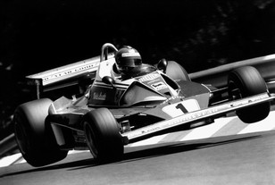 Niki Lauda v jízdě na Nürburgringu v roce 1976