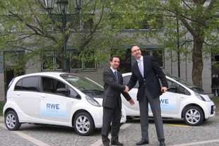 Generální ředitel Citroenu ČR Frédéric Passemard předává klíčky předsedovi představenstva společnosti RWE Transgas Marti