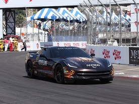 Sam Schmidt a Corvette C7 Stingray SAM Car na okruhu v Long Beach