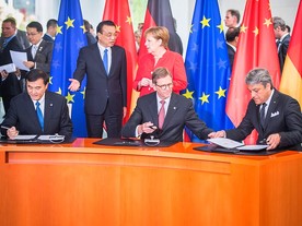 Podpis smlouvy za přítomnosti Li Kche-čchianga a Angely Merkelové