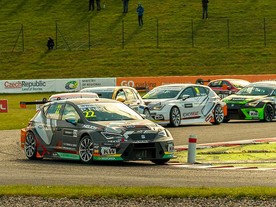 FIA ETCC Grand Finale - Most 2017: Fulín před Stefanovskim, Nimčem, svým synem a Nagym