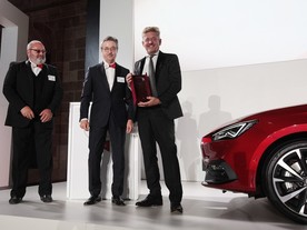 Předseda poroty Ilia Seliktar, president poroty Dan Vardie a president Seat/Cupra Wayne Griffiths