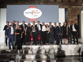 Tým Seat slaví ocenění AutoBest Best Buy Car of Europe 2021 pro Seat Leon