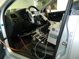 Robot ovládající testovací vozidlo na dynamometru