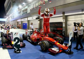 Sebastian Vettel oslavuje vítězství ve VC Singapuru