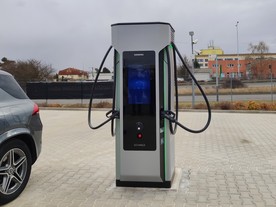 autoweek.cz - Dobíjecí stanice Siemens u Mercedesu ve Stodůlkách
