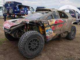 Peterhanselův Peugeot 3008 DKR po nehodě ve 4..etapě