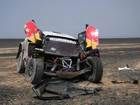 Sébastien Loebův Peugeot 3008 DKR Maxi po nehodě v 9. etapě