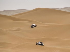 Dvojice Peugeotů 3008 DKR v dunách během 12. etapy