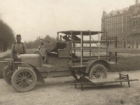 První vůz pro převoz raněných Laurin & Klement typu C1 byl postaven již v roce 1906