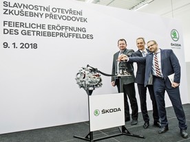 Laboratoř převodovek otevřeli (zprava) Martin Hrdlička, Christian Strube a Josef Zmrhal   