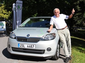 Gerhard Plattner a vůz Škoda Citigo CNG ve Stockholmu