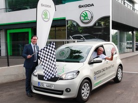 Gerhard Plattner na startu v italské Vicenze na snímku společně s Donatem Bochicchiem, ředitelem Škoda Auto v Itálii