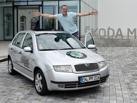 Peter Kirchhoff ze Sprockhövelu představil svůj vůz před Škoda Muzeem