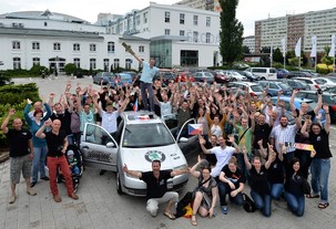Před Škoda Muzeem byl Peter Kirchhoff přivítán představiteli společnosti Škoda a fanoušky automobilky, kteří cestu absol