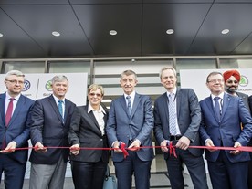 Uprostřed český premiér Andrej Babiš, společnost Škoda Auto zastupovali mj. Christian Strube, Bohdan Wojnar, a Gurpratap