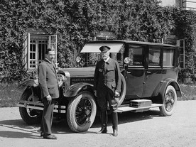 Škoda Hispano-Suiza kvalitou předčila francouzsko-španělský originál, na snímku první vyrobený vůz převzatý prezidentem 