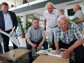 Petr Dufek i Ladislav Křeček rozdali desítky autogramů