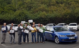 Šéf vývoje Škoda Auto Martin Hrdlička a Gerhard Plattner s osmi účastníky akce