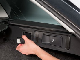 V zavazadlovém prostoru verze kombi je umístěna vyjímatelná LED-svítilna, kterou lze ke karoserii připevnit pomocí integ