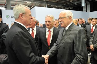 Martin Winterkorn a Válcav Klaus, za nimi Wilfried Vahland