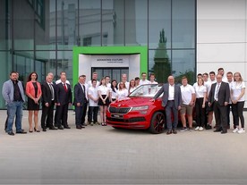 Vedení Škoda Auto s žáky při představení vozu Sunroq před Škoda Akademií