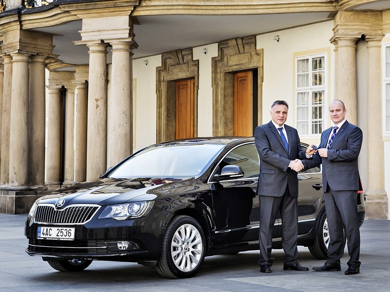 Pět nových vozů Škoda Superb pro Pražský hrad