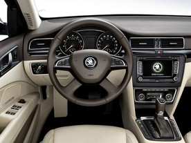 Škoda Superb Laurin & Klement v kombinaci hnědé a béžové Ivory