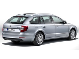 Škoda Superb Combi - dva trojúhelníkové segmenty na zádi 