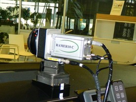 Policejní Škoda Superb s měřičem rychlosti Ramer10 C