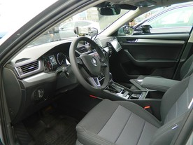 Policejní Škoda Superb pro dálniční službu