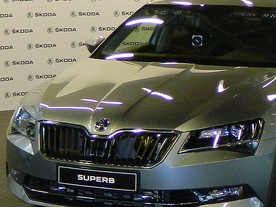 Policejní Škoda Superb s měřičem rychlosti Ramer10 C