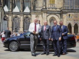 Předání vozu Škoda Superb ve špičkové verzi Laurin & Klement presidentovi republiky Miloši Zemanovi 