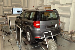 Vůz Škoda Yeti v polodozvukové zkušebně