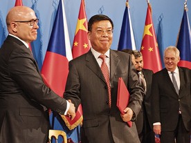 Předseda představenstva Škoda Auto Bernhard Maier a předseda představenstva SAIC Motor Čchen Č-sin